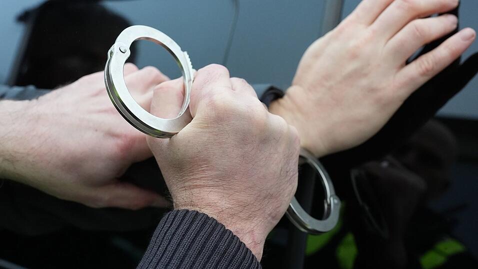 Die Polizei nahm einen Verd&auml;chtigen fest, zwei weitere M&auml;nner fl&uuml;chteten. (Symbolbild)