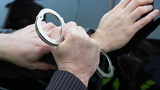 Die Polizei nahm einen Verdächtigen fest, zwei weitere Männer flüchteten. (Symbolbild) Die Polizei nahm einen Verdächtigen fest, zwei weitere Männer flüchteten. (Symbolbild)