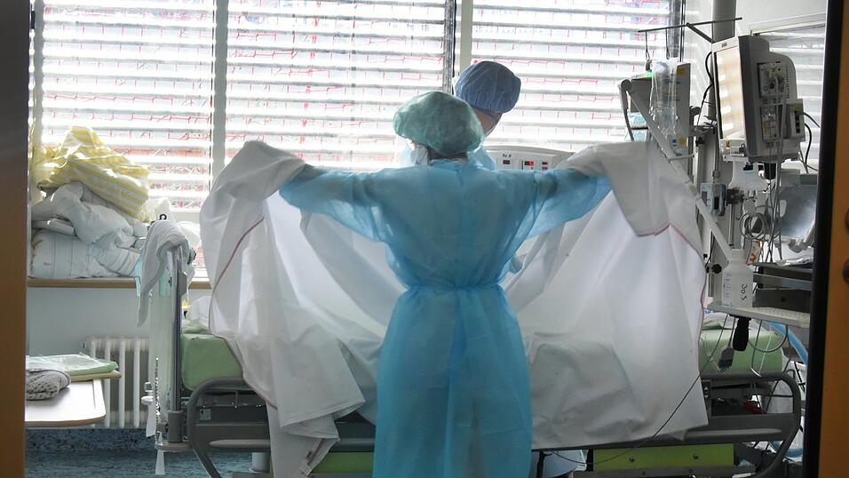 Auch wenn die Sterblichkeit zurückgeht, ist die Pandemie noch nicht vorbei, mahnt der Vorsitzende der Deutschen Gesellschaft für Infektiologie. Auch wenn die Sterblichkeit zurückgeht, ist die Pandemie noch nicht vorbei, mahnt der Vorsitzende der Deutschen Gesellschaft für Infektiologie.