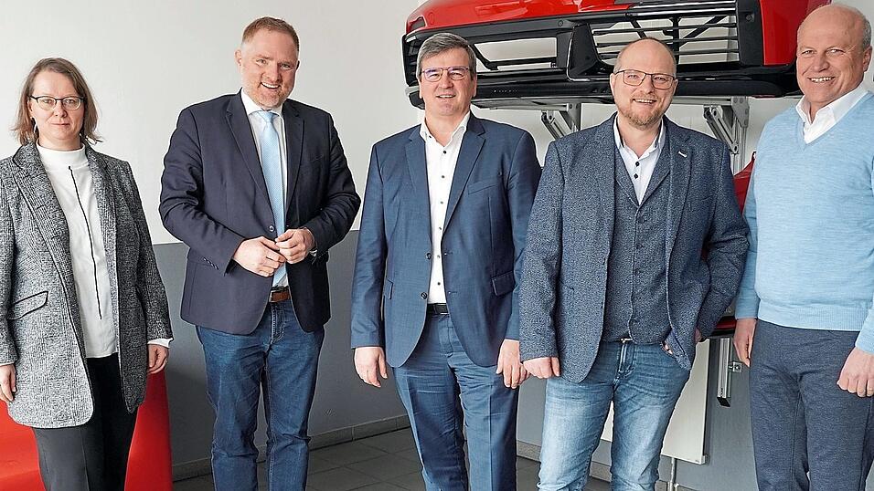 MdB Peter Aumer (2. von links) besprach die aktuelle wirtschaftliche Situation mit den SMP-Verantwortlichen (von links) Prokuristin Hedwig Hagl, COO-Deutschland Anton Simon, Schierlings Werkleiter Helmut Betz sowie Bürgermeister Christian Kiendl. MdB Peter Aumer (2. von links) besprach die aktuelle wirtschaftliche Situation mit den SMP-Verantwortlichen (von links) Prokuristin Hedwig Hagl, COO-Deutschland Anton Simon, Schierlings Werkleiter Helmut Betz sowie Bürgermeister Christian Kiendl.