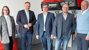 MdB Peter Aumer (2. von links) besprach die aktuelle wirtschaftliche Situation mit den SMP-Verantwortlichen (von links) Prokuristin Hedwig Hagl, COO-Deutschland Anton Simon, Schierlings Werkleiter Helmut Betz sowie Bürgermeister Christian Kiendl. MdB Peter Aumer (2. von links) besprach die aktuelle wirtschaftliche Situation mit den SMP-Verantwortlichen (von links) Prokuristin Hedwig Hagl, COO-Deutschland Anton Simon, Schierlings Werkleiter Helmut Betz sowie Bürgermeister Christian Kiendl.