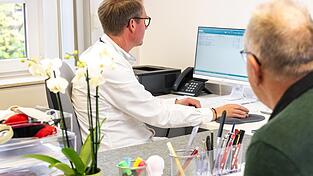 Kommt bald die Neuauflage der früheren Praxisgebühr beim Arztbesuch? Aus Sicht der Arbeitgeber wäre das eine Möglichkeit, Krankenversicherungsbeiträge zu stabilisieren.