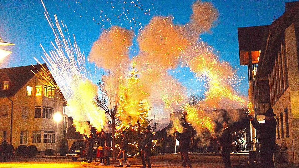 Die Niederaichbacher Böllerschützen unter dem Kommando von Schussmeister Josef Ritzinger begrüßten auf dem Rathausvorplatz mit ihren unüberhörbaren Salven das neue Jahr. Der Spielmannszug begleitete das lautstarke Spektakel vor dem Niederaichbacher Rathaus. Die Niederaichbacher Böllerschützen unter dem Kommando von Schussmeister Josef Ritzinger begrüßten auf dem Rathausvorplatz mit ihren unüberhörbaren Salven das neue Jahr. Der Spielmannszug begleitete das lautstarke Spektakel vor dem Niederaichbacher Rathaus.