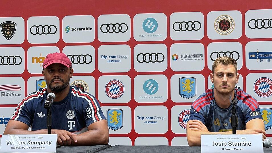 Vor dem Test gegen Aston Villa: Bayern-Trainer Kompany (l) mit Verteidiger Stanisic. Vor dem Test gegen Aston Villa: Bayern-Trainer Kompany (l) mit Verteidiger Stanisic.