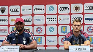 Vor dem Test gegen Aston Villa: Bayern-Trainer Kompany (l) mit Verteidiger Stanisic. Vor dem Test gegen Aston Villa: Bayern-Trainer Kompany (l) mit Verteidiger Stanisic.