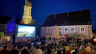 Mit dem Kino-Equipment der Kolpingsfamilie Pfeffenhausen verwandelte sich der Marktplatz in ein Freiluftkino. Mit dem Kino-Equipment der Kolpingsfamilie Pfeffenhausen verwandelte sich der Marktplatz in ein Freiluftkino.