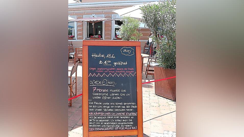 Mit dieser Tafel weisen die Gastronomen auf ihre derzeitige Situation hin.