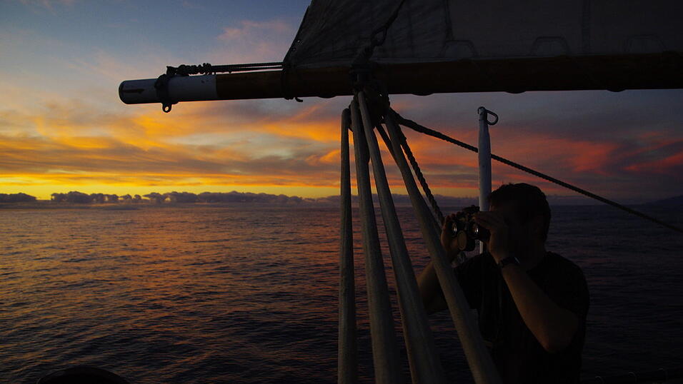Für 34 Schüler des Projekts 'Klassenzimmer unter Segeln (KUS)' ist es ein Jahr lang ihre Schule: das Segelschiff 'Thor Heyerdahl'. Für 34 Schüler des Projekts 'Klassenzimmer unter Segeln (KUS)' ist es ein Jahr lang ihre Schule: das Segelschiff 'Thor Heyerdahl'.