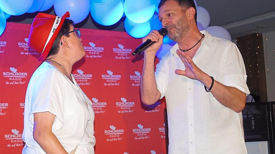 B&uuml;rgermeister MarKuss holte Edelfan Sabine auf die B&uuml;hne.