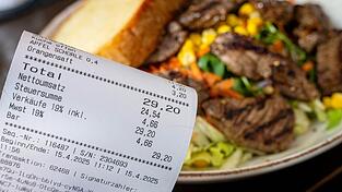 Die Mehrwertsteuer in der Gastronomie beträgt nicht mehr 19 Prozent, sondern nur noch 7, doch der Restaurantbesuch ist nicht günstiger geworden. (Archivbild) Die Mehrwertsteuer in der Gastronomie beträgt nicht mehr 19 Prozent, sondern nur noch 7, doch der Restaurantbesuch ist nicht günstiger geworden. (Archivbild)