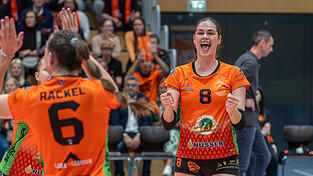 Ein entscheidender Faktor für die zwei NawaRo-Erfolge am Samstag und Sonntag war Zuspielerin Theresa Barner, die immer besser in Schwung kommt. Ein entscheidender Faktor für die zwei NawaRo-Erfolge am Samstag und Sonntag war Zuspielerin Theresa Barner, die immer besser in Schwung kommt.