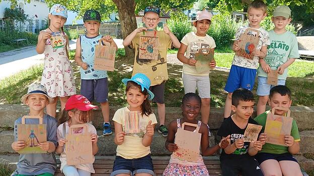 Die Sch&uuml;ler der Paul-Maurer-Schule mit den &Uuml;berraschungst&uuml;ten.