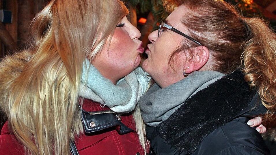 Auch am Samstag, 15. Dezember, strömten wieder etliche Besucher aus Landshut und Umgebung zur Weihnachtspyramide am Alten Viehmarkt. Auch am Samstag, 15. Dezember, strömten wieder etliche Besucher aus Landshut und Umgebung zur Weihnachtspyramide am Alten Viehmarkt.