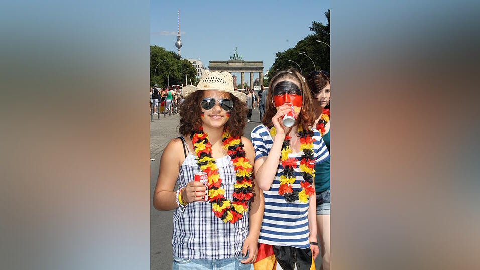 Christian Fertl war am Sonntag auf der Fanmeile in Berlin und erlebte dort das Achtelfinale gegen England auf Gro&szlig;leinwand.