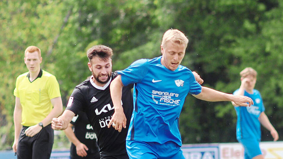 Cornelius Grauschopf (rechts) führt seit 2022 bei der SG Mallersdorf/Grafentraubach Regie - neuerdings eine Etage höher in der Kreisliga Donau/Laaber. Cornelius Grauschopf (rechts) führt seit 2022 bei der SG Mallersdorf/Grafentraubach Regie - neuerdings eine Etage höher in der Kreisliga Donau/Laaber.