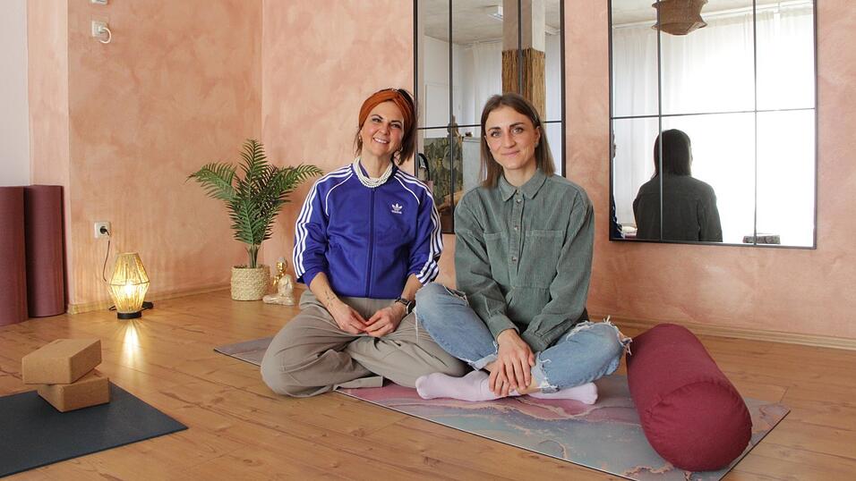 Stefanie Jungbeck (l.) und Lisa Datzmann (r.) f&uuml;hlen sich in ihrem neuen Studio in Hohenwarth sehr wohl: 'Wir m&ouml;chten den Menschen etwas mitgeben.'