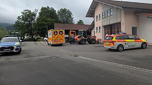 Ein Großaufgebot an Einsatzkräften, Polizei und Rettungskräften war mit dem Stichwort „Brand Schule“ alarmiert worden und Richtung Prackenbach ausgerückt. Glücklicherweise handelte es sich lediglich um Rauchentwicklung in der Heizungsanlage und die meisten Feuerwehren konnten schon auf der Anfahrt wieder umdrehen.