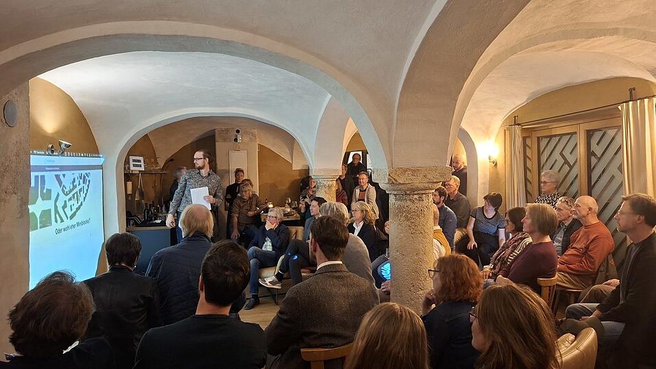 Basierend auf seiner Masterarbeit in Urbanistik stellte Marcel Thielitz in der &bdquo;Metis&ldquo; eine, laut Ank&uuml;ndigung, &bdquo;Vision&ldquo; f&uuml;r ein neues Verkehrskonzept im Nikolaviertel vor.