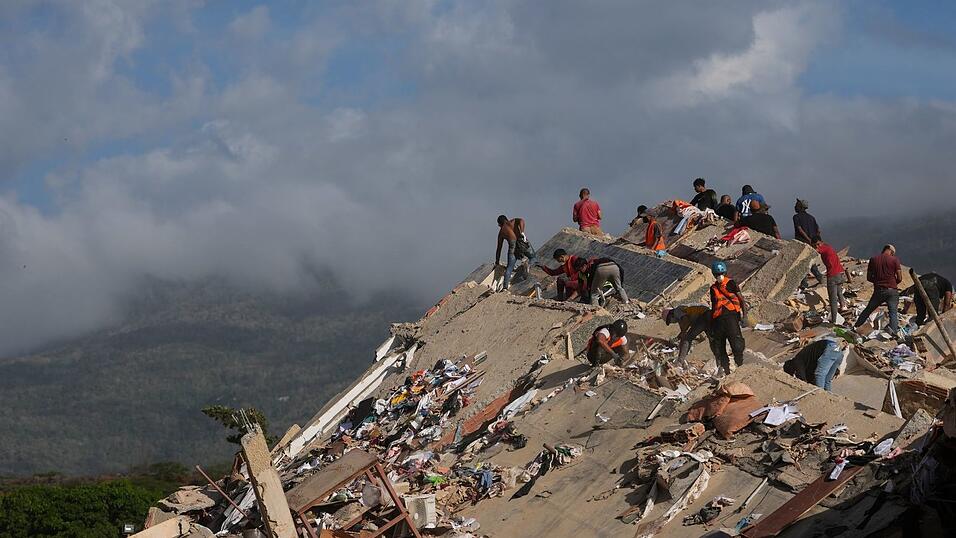 Einsatzkr&auml;fte aus Venezuela und zahlreichen anderen Staaten suchen nach den Erdbeben in Venezuela weiter nach Versch&uuml;tteten.