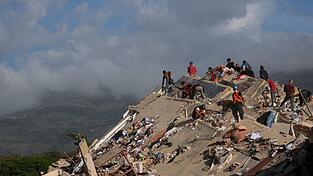 Einsatzkr&auml;fte aus Venezuela und zahlreichen anderen Staaten suchen nach den Erdbeben in Venezuela weiter nach Versch&uuml;tteten.