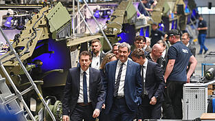 Der bayerische Ministerpräsident Markus Söder (Mitte) will die Rüstungsbranche in Bayern weiter fördern. Bei der Besichtigung einer Produktionsfertigungsstraße in München im April sah er auch den Radpanzer Boxer von KNDS, bei dem auch der Vilsbiburger Autobauer Dräxlmaier involviert ist. Der bayerische Ministerpräsident Markus Söder (Mitte) will die Rüstungsbranche in Bayern weiter fördern. Bei der Besichtigung einer Produktionsfertigungsstraße in München im April sah er auch den Radpanzer Boxer von KNDS, bei dem auch der Vilsbiburger Autobauer Dräxlmaier involviert ist.