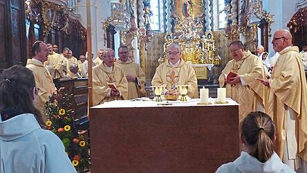 Zu seiner Verabschiedung durch die klösterlichen Gemeinschaften von Windberg und Roggenburg feierte Abt em. Hermann Josef Kugler (Mitte) einen Dankgottesdienst. Auf dem Bild sein Vorgänger Thomas Handgrätinger (links, neben ihm) und sein Nachfolger Petrus-Adrian Lerchenmüller (rechts, neben ihm).