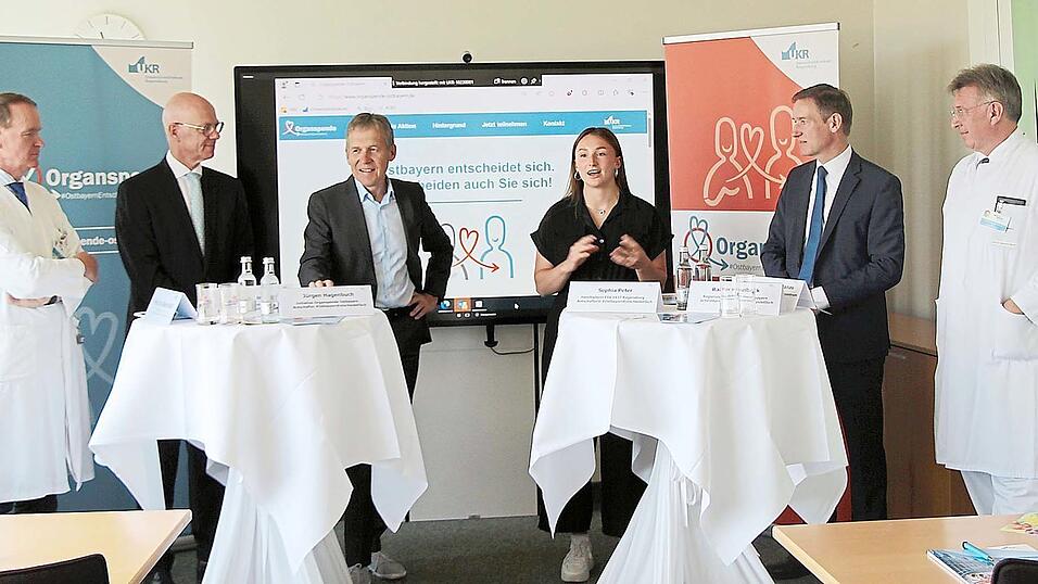 Oliver Kölbl, ärztlicher Direktor des UKR, Walter Jonas, Regierungspräsident der Oberpfalz, Jürgen Hagenbach, Handballerin Sophia Peter, Rainer Haselbeck, Regierungspräsident von Niederbayern, und Berhard Banas, Leiter des Transplantationszentrums in Regensburg. (v. l.) Oliver Kölbl, ärztlicher Direktor des UKR, Walter Jonas, Regierungspräsident der Oberpfalz, Jürgen Hagenbach, Handballerin Sophia Peter, Rainer Haselbeck, Regierungspräsident von Niederbayern, und Berhard Banas, Leiter des Transplantationszentrums in Regensburg. (v. l.)