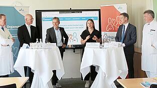 Oliver Kölbl, ärztlicher Direktor des UKR, Walter Jonas, Regierungspräsident der Oberpfalz, Jürgen Hagenbach, Handballerin Sophia Peter, Rainer Haselbeck, Regierungspräsident von Niederbayern, und Berhard Banas, Leiter des Transplantationszentrums in Regensburg. (v. l.) Oliver Kölbl, ärztlicher Direktor des UKR, Walter Jonas, Regierungspräsident der Oberpfalz, Jürgen Hagenbach, Handballerin Sophia Peter, Rainer Haselbeck, Regierungspräsident von Niederbayern, und Berhard Banas, Leiter des Transplantationszentrums in Regensburg. (v. l.)