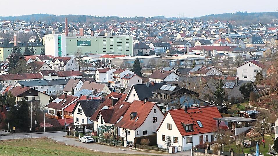 Nur unwesentlich zugelegt hat Mainburg im letzten Jahr bei der Einwohnerzahl. Unser Blick auf die Stadt mit den markanten Bezugspunkten Hopfenhallen und BayWa-Turm er&ouml;ffnet sich von der Anh&ouml;he Richtung Sandelzhausen aus.