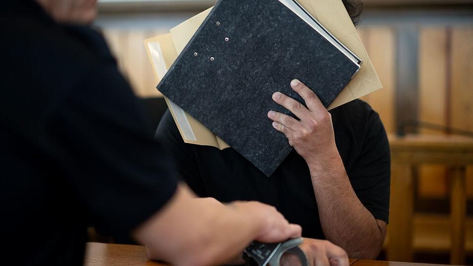 Die Verteidigung plädierte auf eine Strafe von 18 Monaten wegen gefährlicher Körperverletzung und neun Monaten für Urkundenfälschung. (Archivbild) Die Verteidigung plädierte auf eine Strafe von 18 Monaten wegen gefährlicher Körperverletzung und neun Monaten für Urkundenfälschung. (Archivbild)