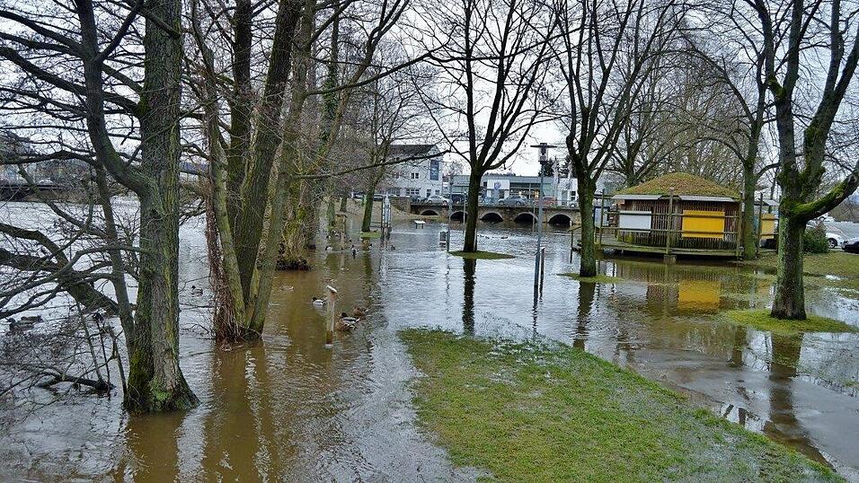 Auch der Regen bei Cham steigt &uuml;ber die Ufer.