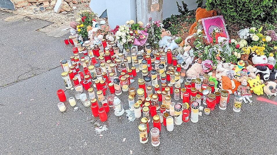 Am Unfallort Straubinger Straße zeigen viele ihre Anteilnahme mit der Familie des Buben, der vergangene Woche bei einem Autounfall ums Leben kam. Am Unfallort Straubinger Straße zeigen viele ihre Anteilnahme mit der Familie des Buben, der vergangene Woche bei einem Autounfall ums Leben kam.