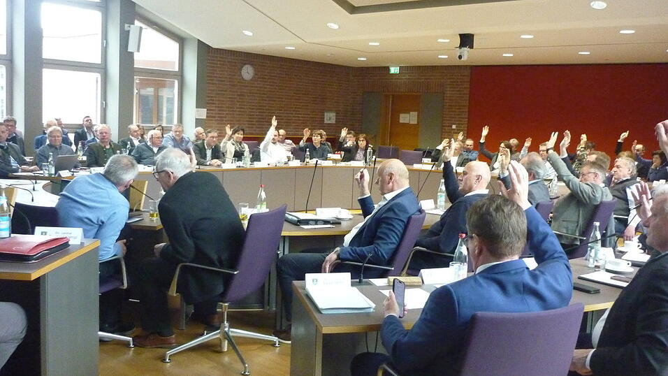 Eine Abstimmung im Kreistag. Bislang noch nicht ins Plenum geschafft hat es der Antrag der &Ouml;DP/PU-Fraktion zur Resolution, mit der die Staatsregierung gebeten werden soll, von Atomstrom aus Tschechien Abstand zu nehmen.