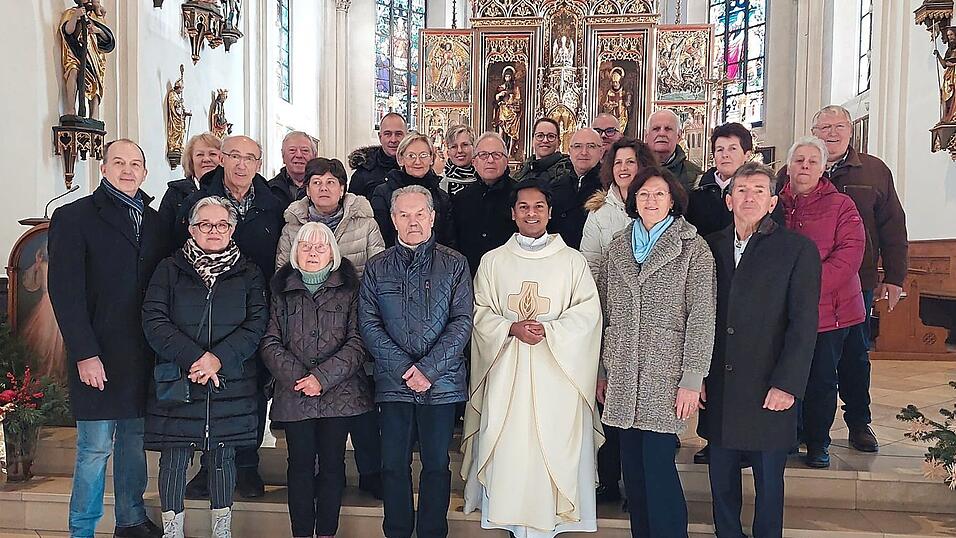 Pfarrer Tony erbat den Segen f&uuml;r die Ehepaare.