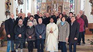 Pfarrer Tony erbat den Segen f&uuml;r die Ehepaare.