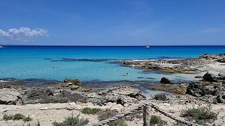 Kristallklares tiefblaues Wasser, dazu wei&szlig;e Sandstr&auml;nde: Die Seegraswiesen im Meer halten das Wasser sauber. Im Mai und Juni findet man auf Formentera immer ein ruhiges Pl&auml;tzchen zur Erholung.
