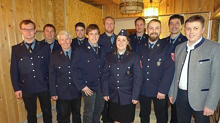 Der neue Vorstand der Feuerwehr mit Bürgermeister Ewald Seifert .
