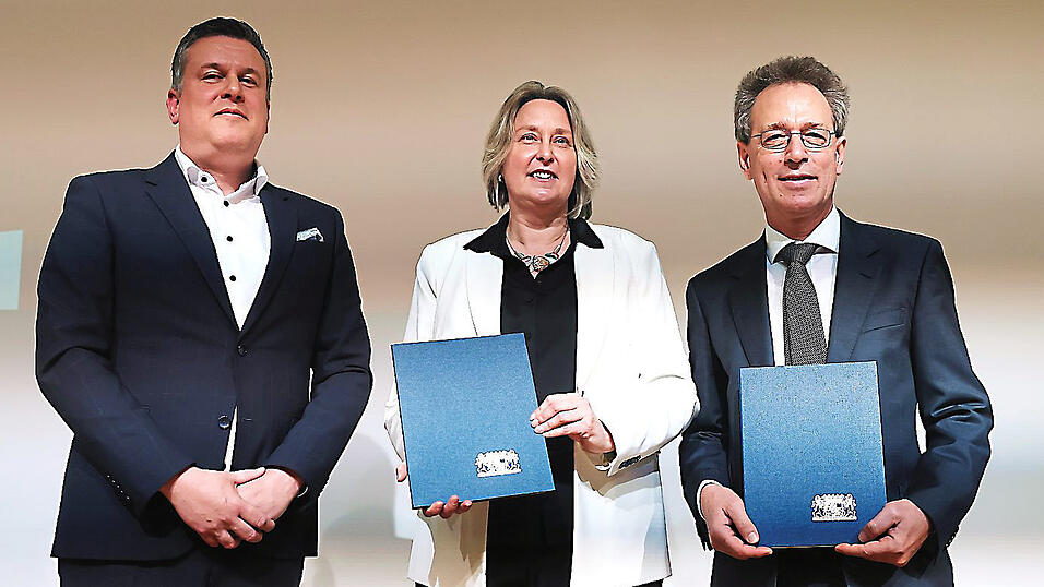Die neue Pr&auml;sidentin der Hochschule Landshut, Michaela Wirtz, mit ihrem Vorg&auml;nger Fritz P&ouml;rnbacher (rechts) und Ministerialdirigent Tobias Haaf.