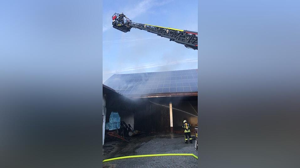 Feuerwehreinsatz in Straubing: Dort ist am Samstagnachmittag eine Scheune in Brand geraten.