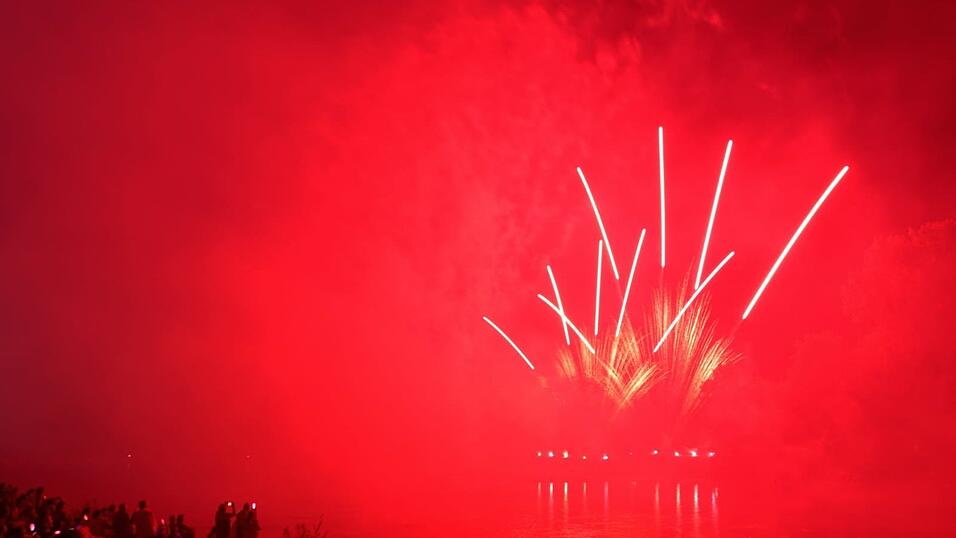 Mit einem bunten Feuerwerk wird die Lampionfahrt 2022 gefeiert.