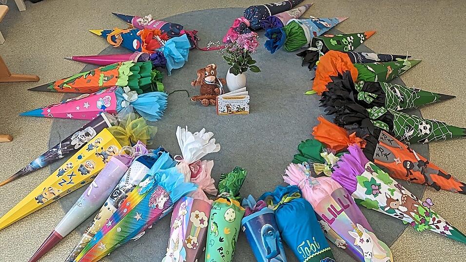 Die Schultüte steht bei der Einschulung im Mittelpunkt - so auch in der Grundschule Bruckberg-Gündlkofen am Schulstandort in Bruckberg. Die Schultüte steht bei der Einschulung im Mittelpunkt - so auch in der Grundschule Bruckberg-Gündlkofen am Schulstandort in Bruckberg.