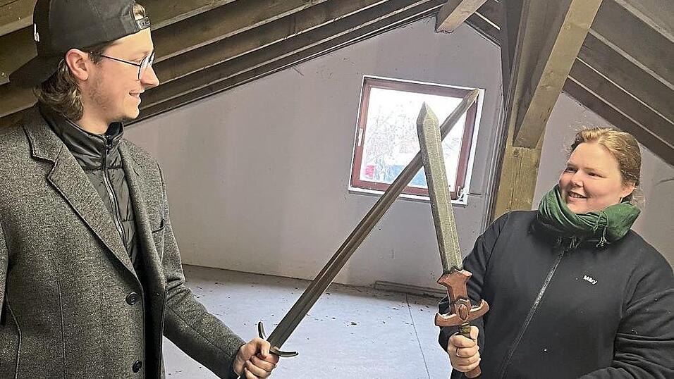 „En garde!“ Die Schwerter sind sogar aus Metall. „En garde!“ Die Schwerter sind sogar aus Metall.