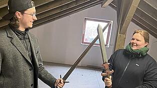 &bdquo;En garde!&ldquo; Die Schwerter sind sogar aus Metall.