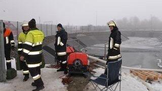 Es dauerte bis in die frühen Morgenstunden, ehe die Einsatzkräfte der Feuerwehr das Feuer unter Kontrolle hatten. (Foto: ih) Es dauerte bis in die frühen Morgenstunden, ehe die Einsatzkräfte der Feuerwehr das Feuer unter Kontrolle hatten. (Foto: ih)