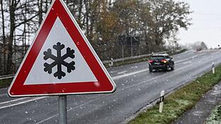 Wegen Glatteis ist es in Sachsen zu dutzenden Unf&auml;llen gekommen.