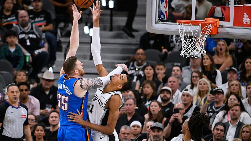 Victor Wembanyama (re.) dominierte Spiel vier gegen Isaiah Hartenstein und die Oklahoma City Thunder.