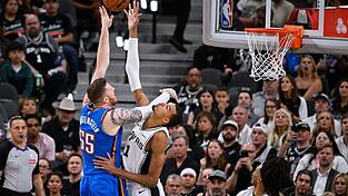 Victor Wembanyama (re.) dominierte Spiel vier gegen Isaiah Hartenstein und die Oklahoma City Thunder. Victor Wembanyama (re.) dominierte Spiel vier gegen Isaiah Hartenstein und die Oklahoma City Thunder.