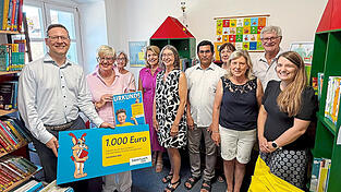 Wolfgang Dumm vom Bayernwerk (links) &uuml;berreichte das Lesezeichen 2026, das mit einer F&ouml;rderung in H&ouml;he von 1.000 Euro dotiert ist.