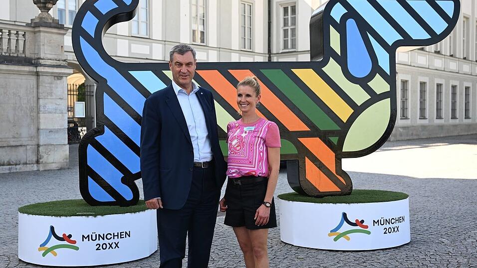 Bayerns Ministerpräsident Markus Söder und Dressur-Olympiasiegerin Jessica von Bredlow-Werndl werben für München. Bayerns Ministerpräsident Markus Söder und Dressur-Olympiasiegerin Jessica von Bredlow-Werndl werben für München.
