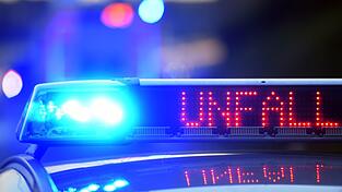 Warum der Autofahrer von der Kreisstraße abkam, war noch unklar. (Illustration). Warum der Autofahrer von der Kreisstraße abkam, war noch unklar. (Illustration).
